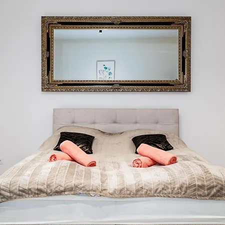 Modern Deluxe Apartment